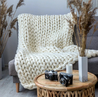 Gestrickte Decke aus Merinowolle – Wärme & Luxus