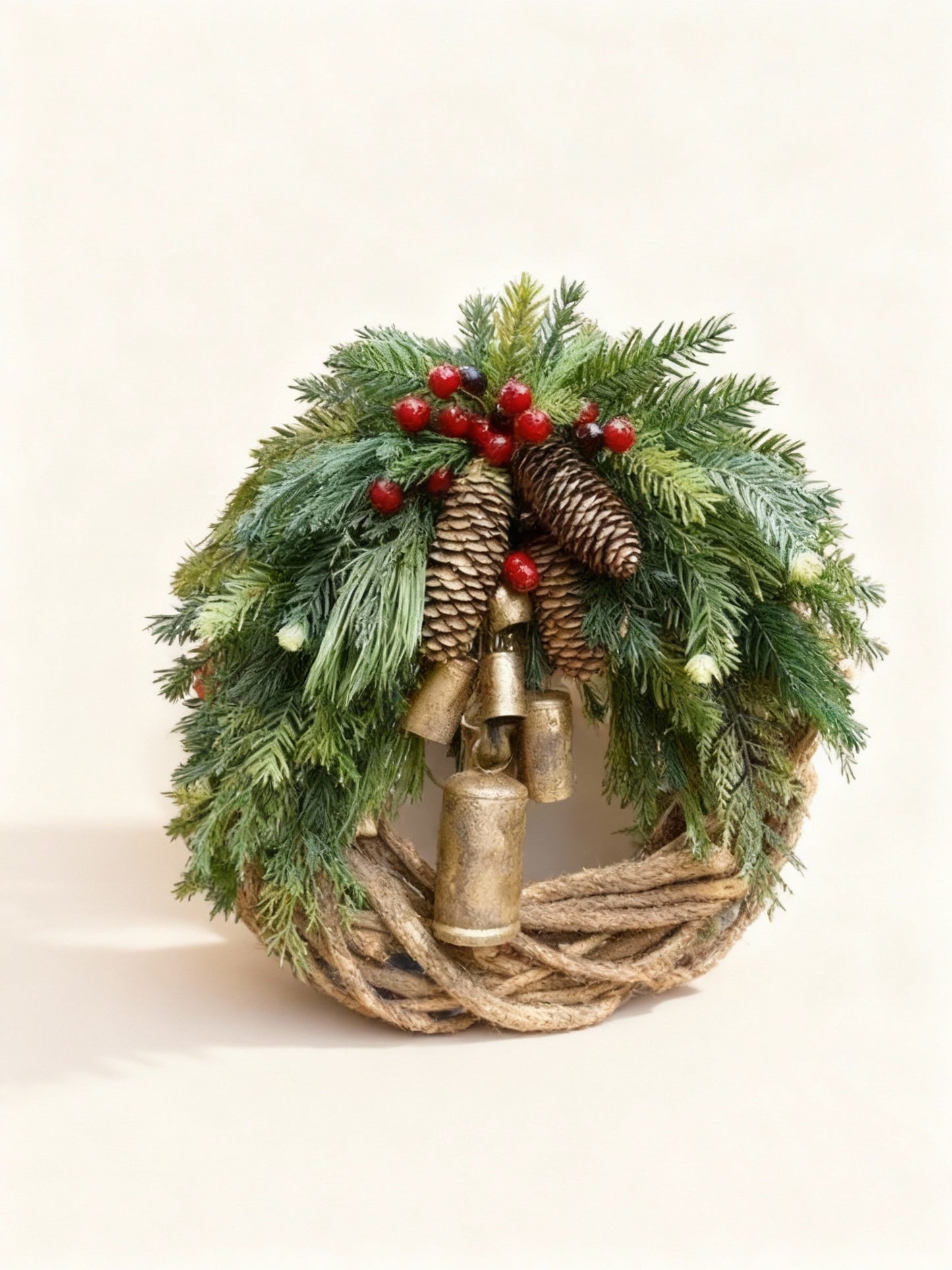 Handgefertigter Winterkranz im Boho-Stil mit Glocken, Tannenzapfen und Beeren für den Innen- und Außenbereich