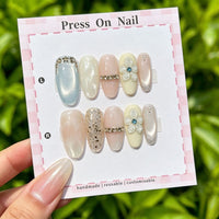 Handgefertigtes Press-on-Nagelset mit floralen Verzierungen und Glitzer