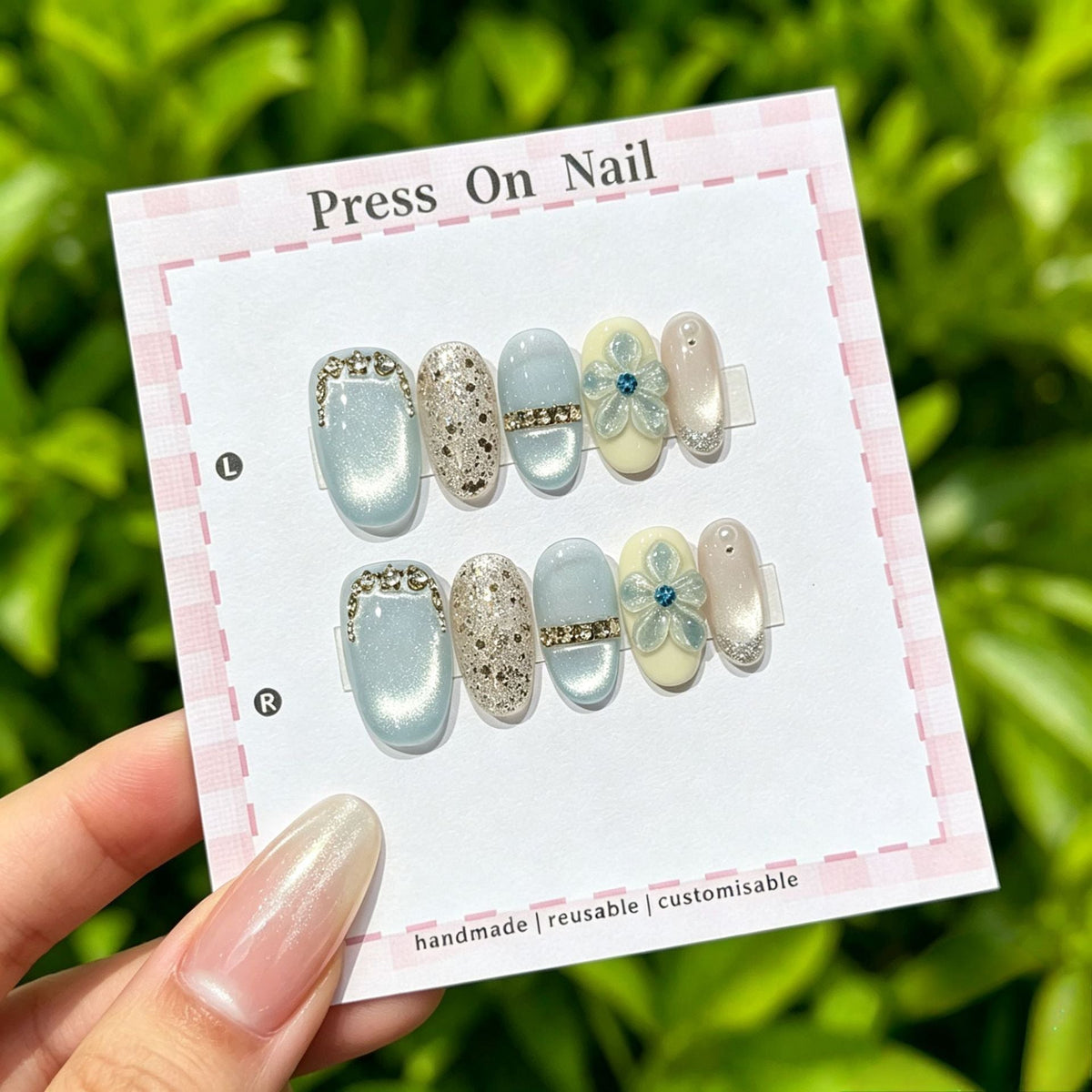 Handgefertigtes Press-on-Nagelset mit floralen Verzierungen und Glitzer