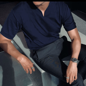 Herren-Poloshirt im Slim Fit mit elegantem V-Ausschnitt