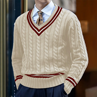 Herren-Strickpullover mit Zopfmuster und V-Ausschnitt