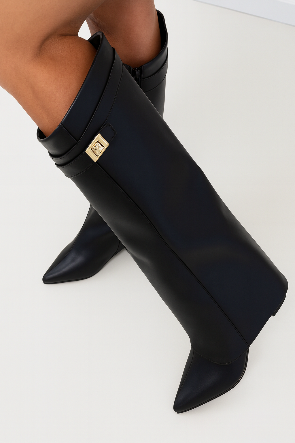 Hohe Damenstiefel aus Premium-Leder mit Blockabsatz