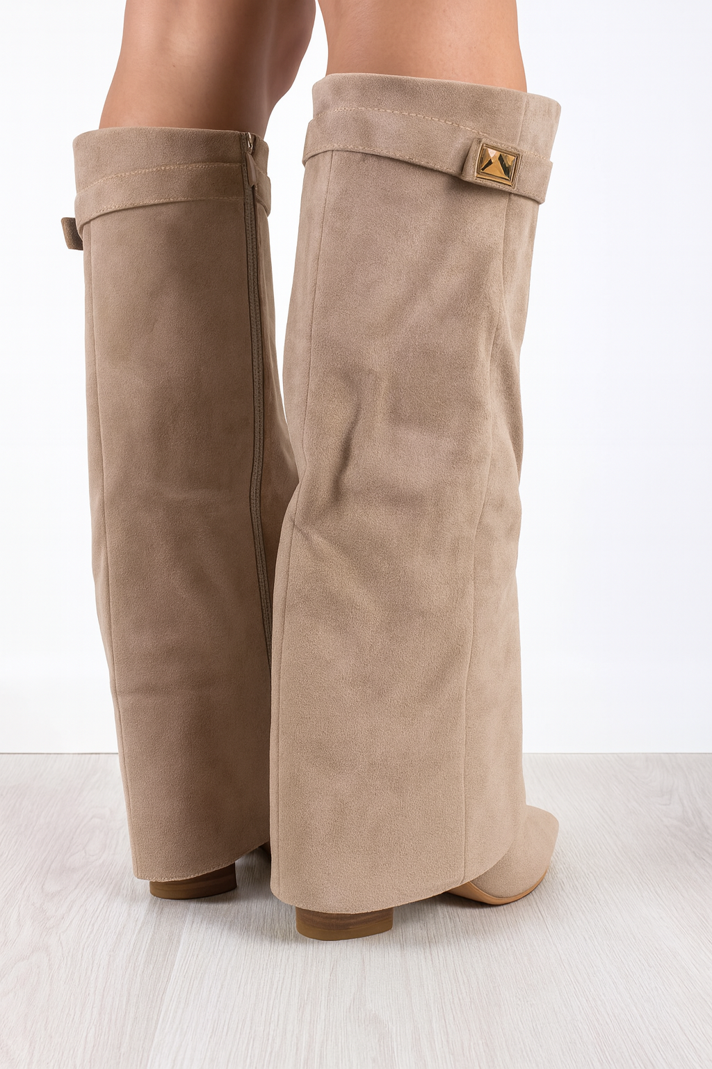 Hohe Damenstiefel aus Premium-Leder mit Blockabsatz