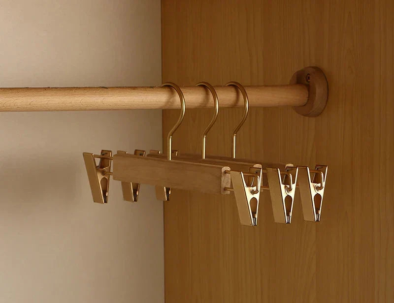 Holzkleiderbügel mit breiter Schulterauflage – Anzug- und Mantelbügel aus Kampferholz (2er-Set)