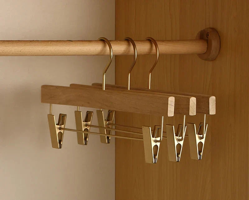 Holzkleiderbügel mit breiter Schulterauflage – Anzug- und Mantelbügel aus Kampferholz (2er-Set)