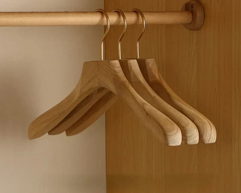 Holzkleiderbügel mit breiter Schulterauflage – Anzug- und Mantelbügel aus Kampferholz (2er-Set)