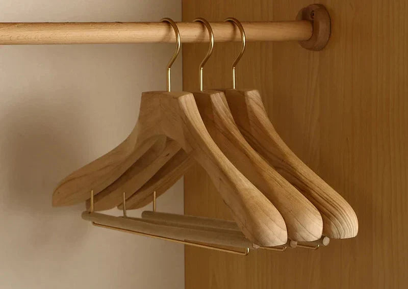 Holzkleiderbügel mit breiter Schulterauflage – Anzug- und Mantelbügel aus Kampferholz (2er-Set)