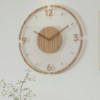 Holzwanduhr im skandinavischen Stil