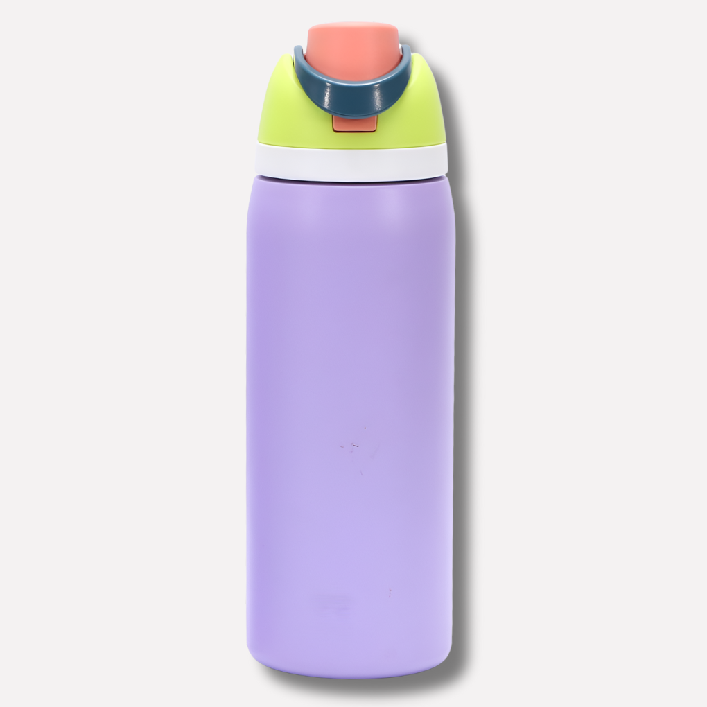 Isolierte Wasserflasche mit integriertem Strohhalm