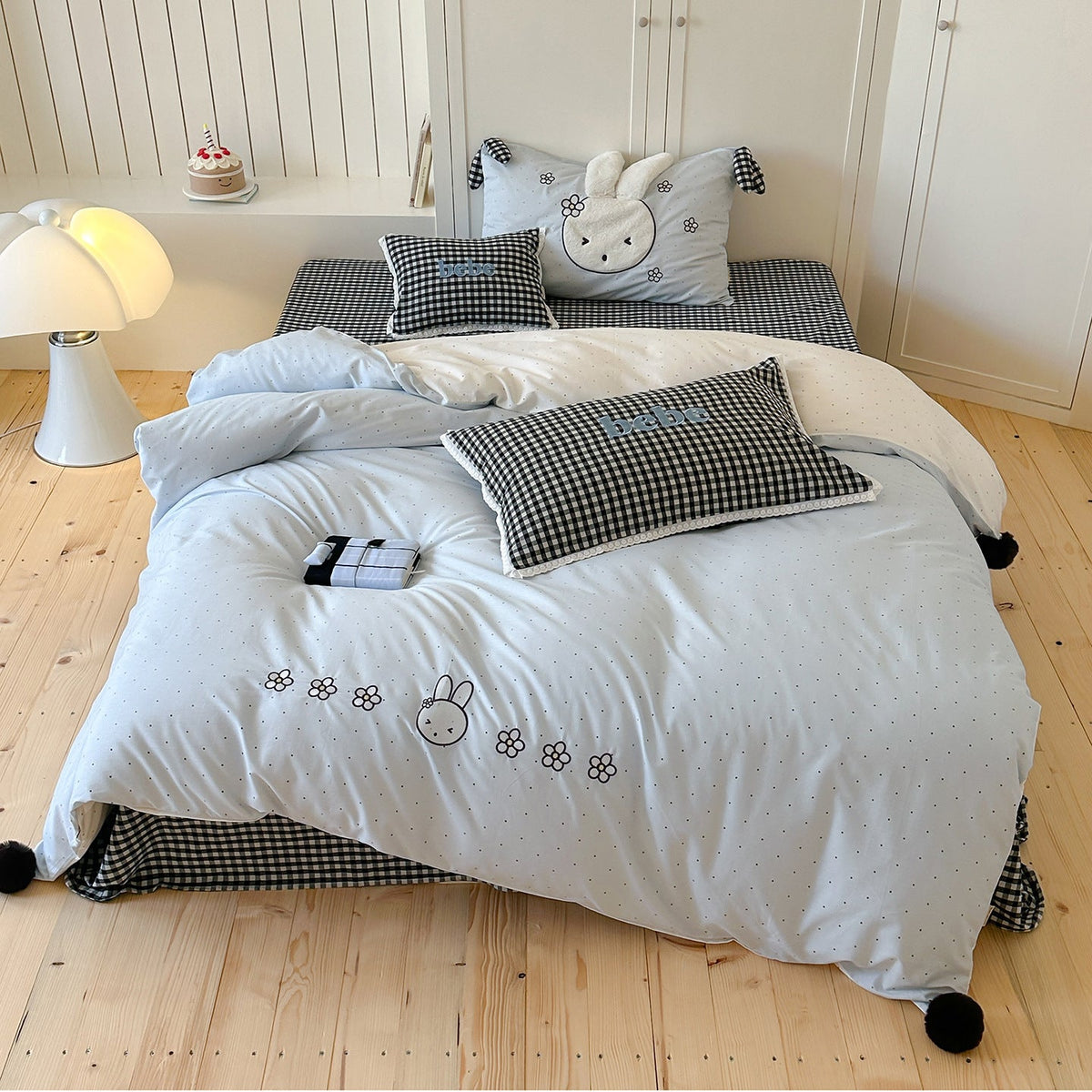 Kinderbettwäsche-Set mit gesticktem Hasenmotiv, kariertem Kissen und Bommel