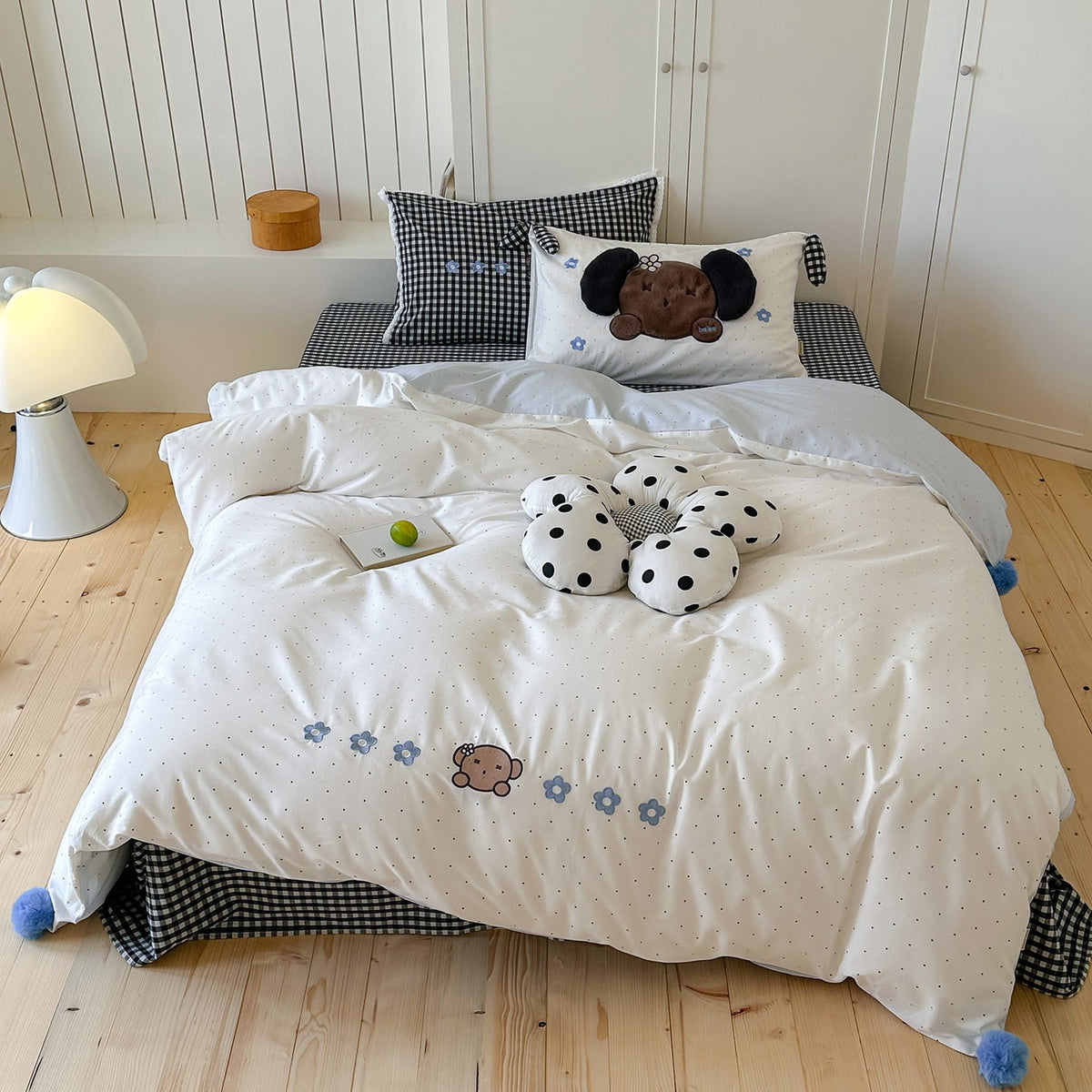 Kinderbettwäsche-Set mit gesticktem Hasenmotiv, kariertem Kissen und Bommel