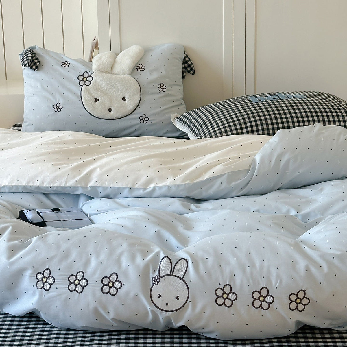 Kinderbettwäsche-Set mit gesticktem Hasenmotiv, kariertem Kissen und Bommel