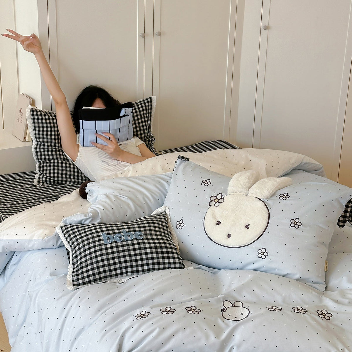 Kinderbettwäsche-Set mit gesticktem Hasenmotiv, kariertem Kissen und Bommel