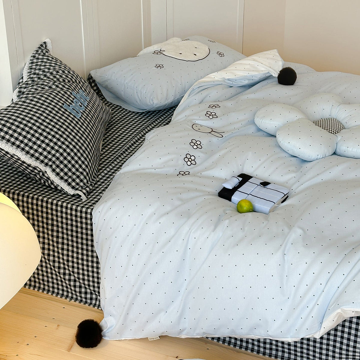 Kinderbettwäsche-Set mit gesticktem Hasenmotiv, kariertem Kissen und Bommel