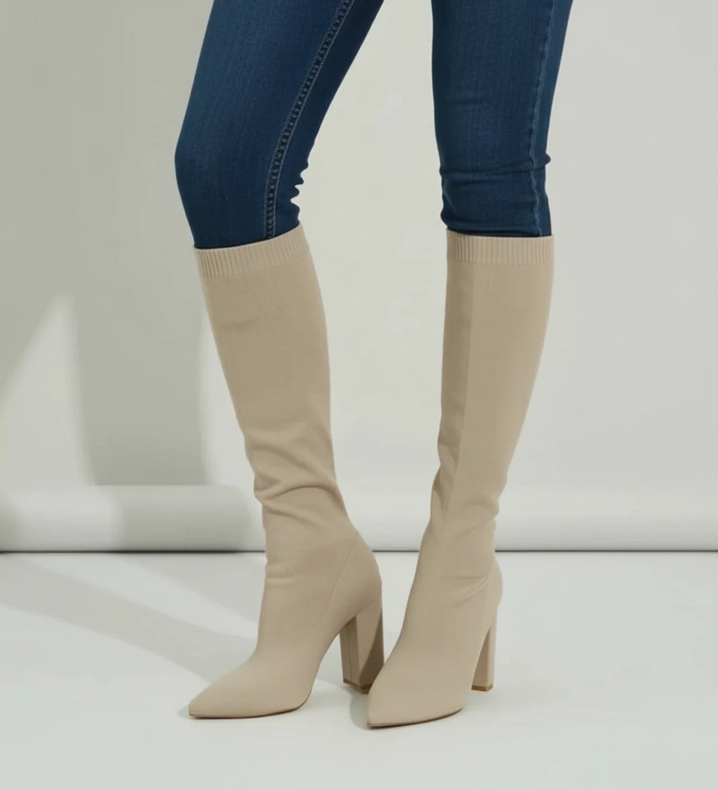Kniehohe Damen-Strickstiefel mit hohem Absatz
