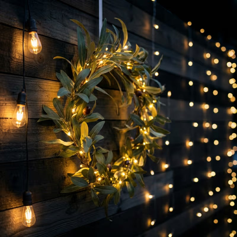 Künstlicher Olivenblattkranz mit warmweißer Lichterkette als Türdeko