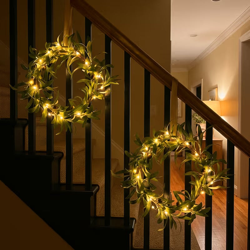 Künstlicher Olivenblattkranz mit warmweißer Lichterkette als Türdeko