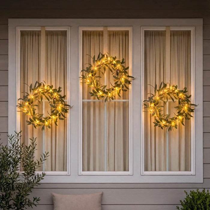 Künstlicher Olivenblattkranz mit warmweißer Lichterkette als Türdeko