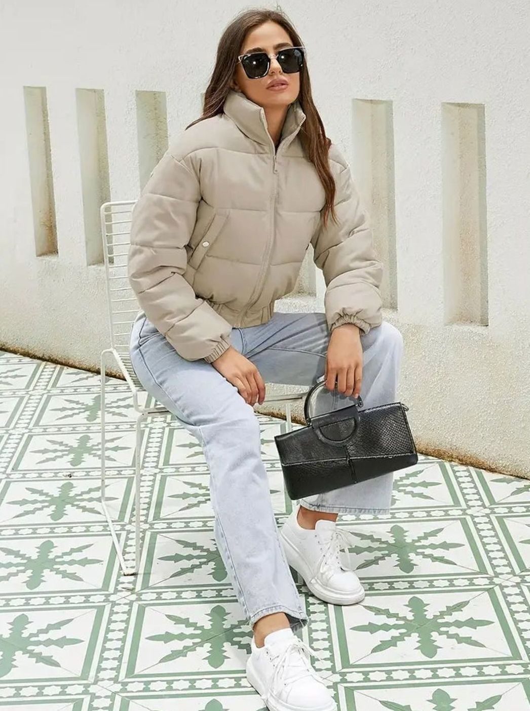 Kurze Damen-Pufferjacke mit Stehkragen und Reißverschluss