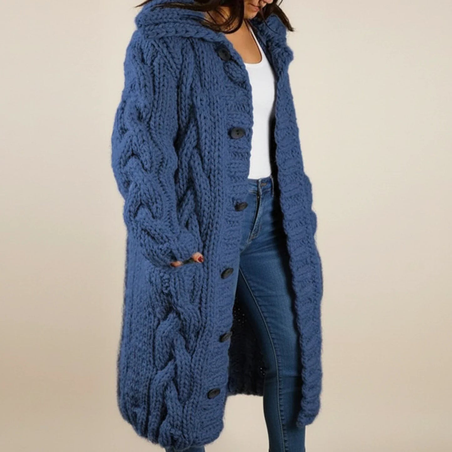 Langer Damen-Winterstrickmantel mit Kapuze