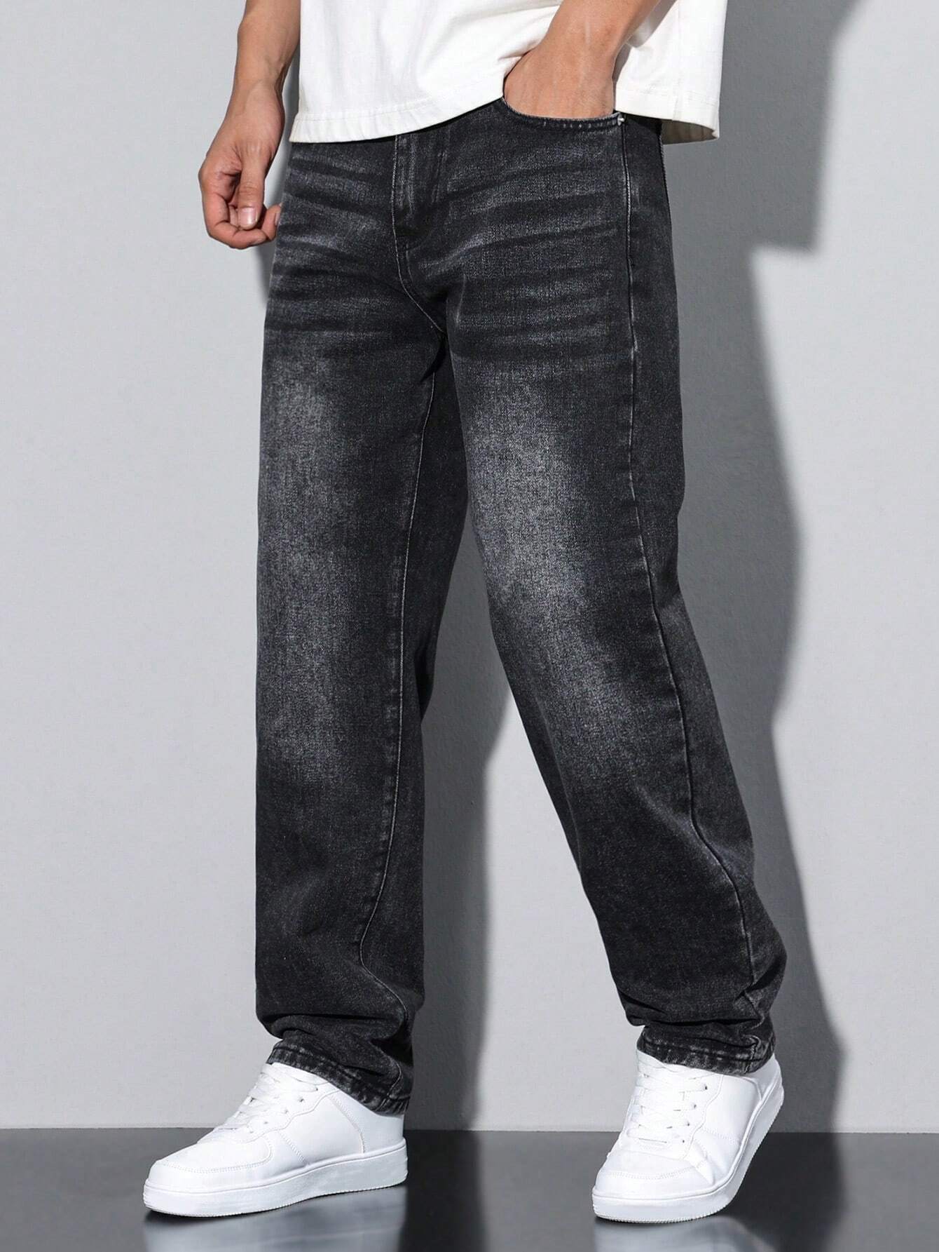 Lässige verwaschene Herrenjeans mit geradem Bein