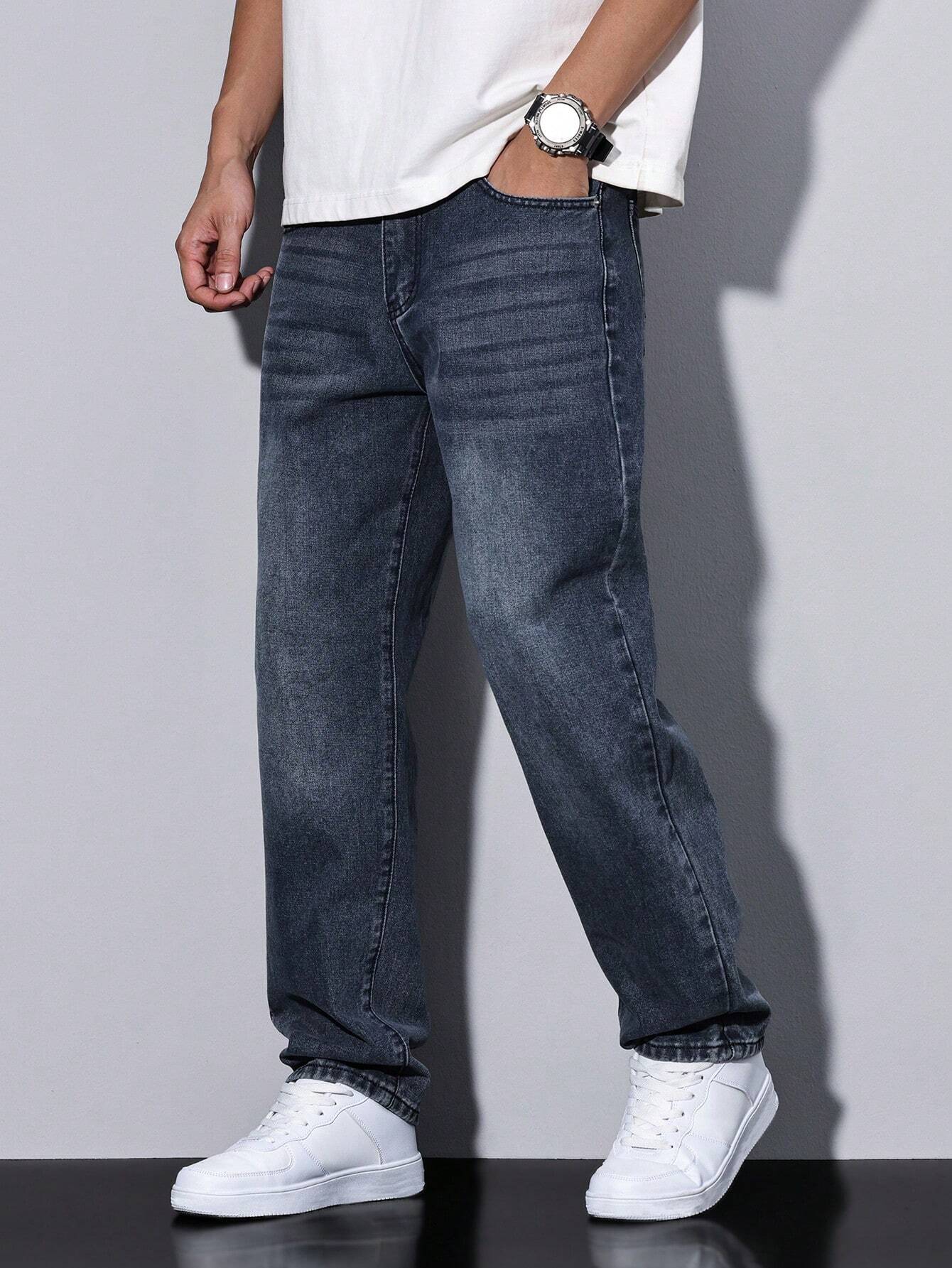 Lässige verwaschene Herrenjeans mit geradem Bein