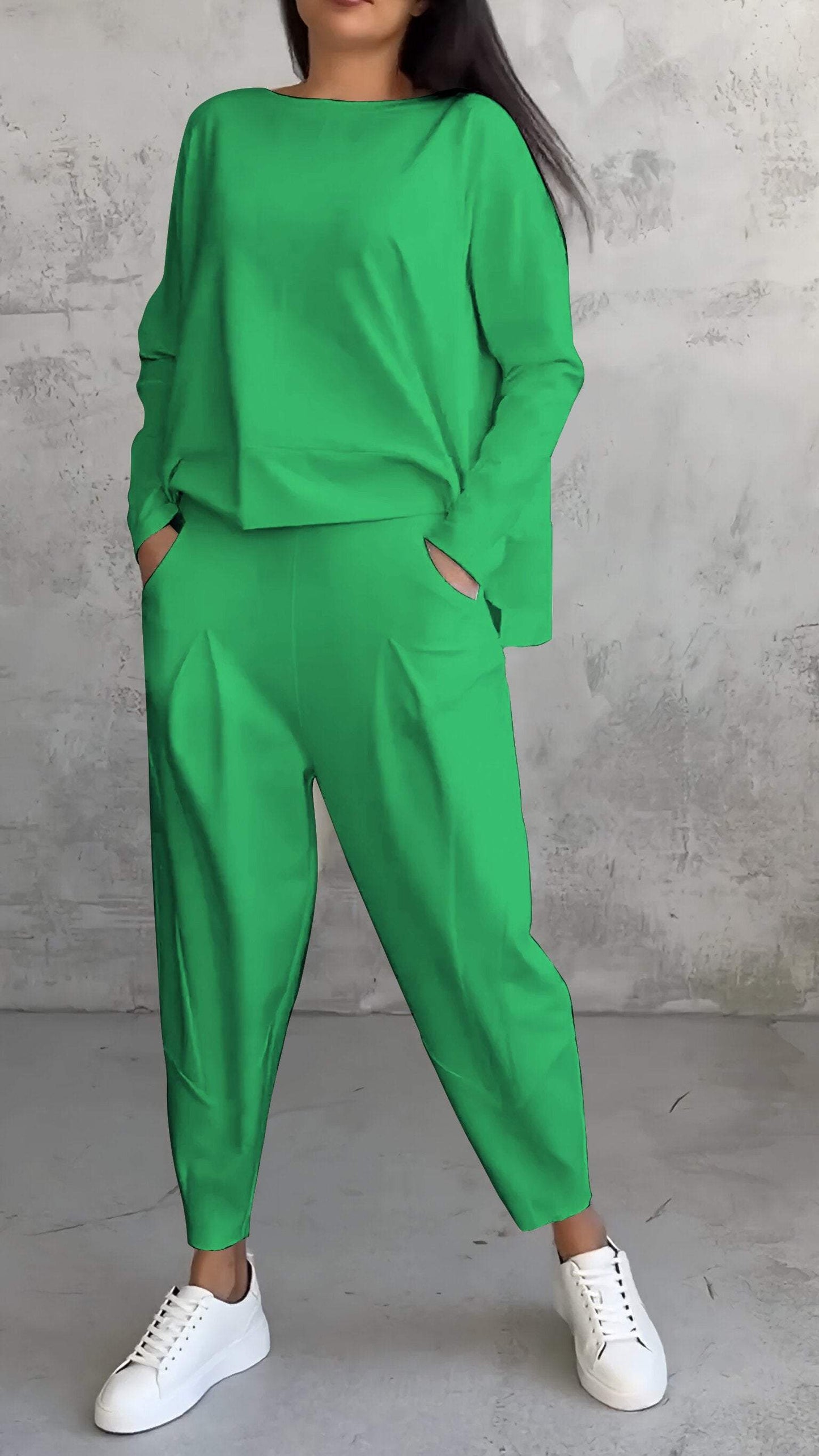 Lässiges Damen-Sommer-Set mit lockerem Pullover und zulaufender Hose