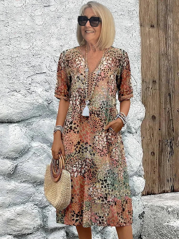 Lebendiges Kleid mit Blumenmuster
