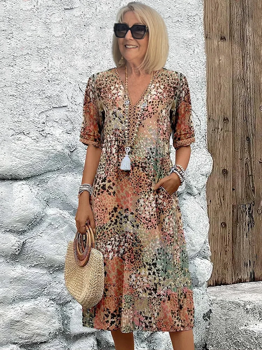 Lebendiges Kleid mit Blumenmuster