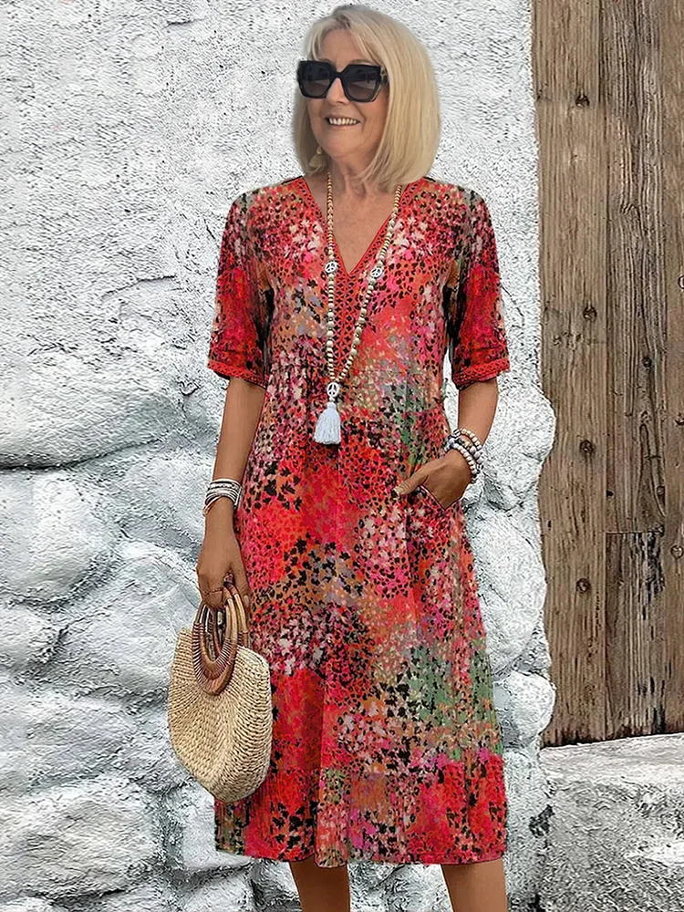 Lebendiges Kleid mit Blumenmuster