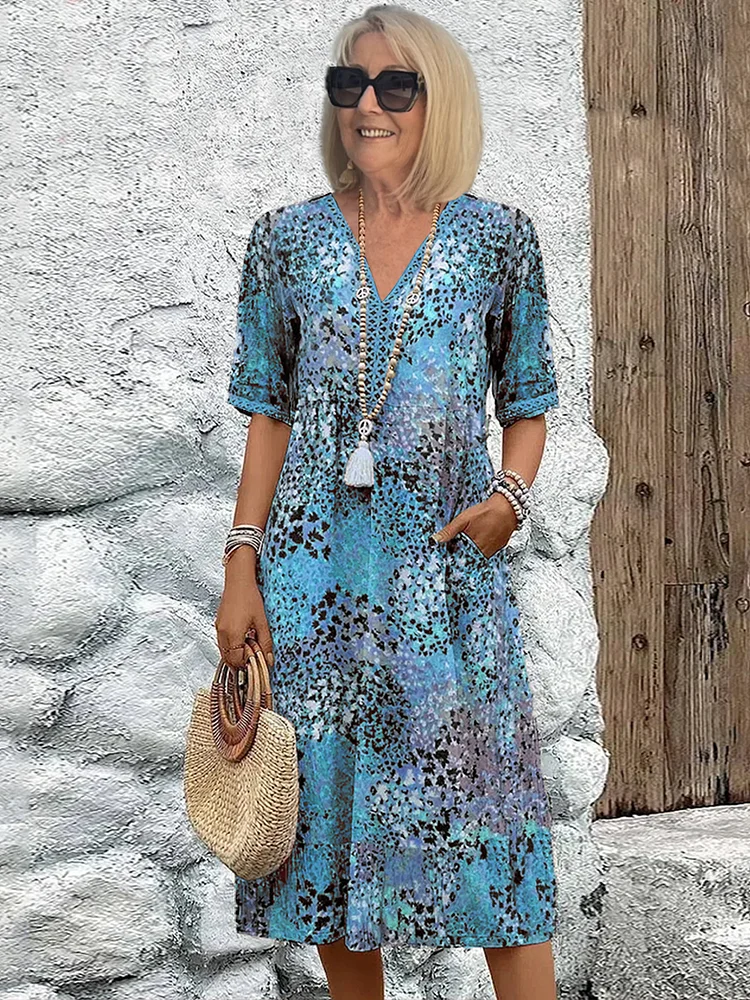 Lebendiges Kleid mit Blumenmuster