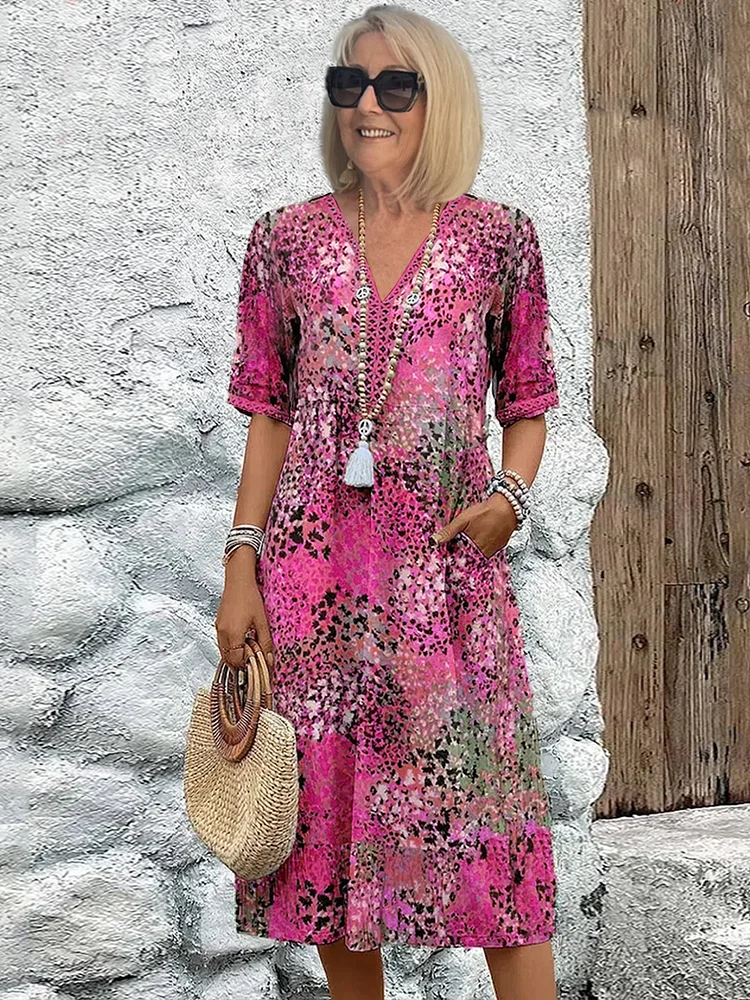 Lebendiges Kleid mit Blumenmuster