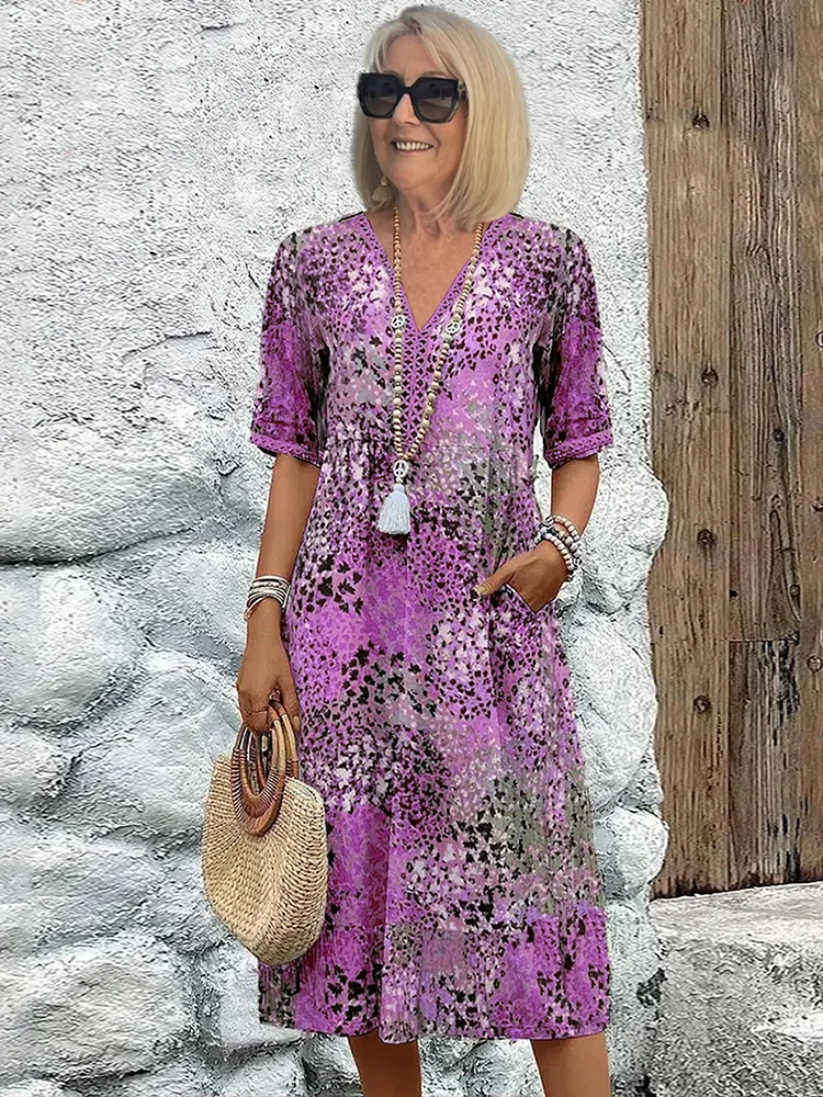 Lebendiges Kleid mit Blumenmuster