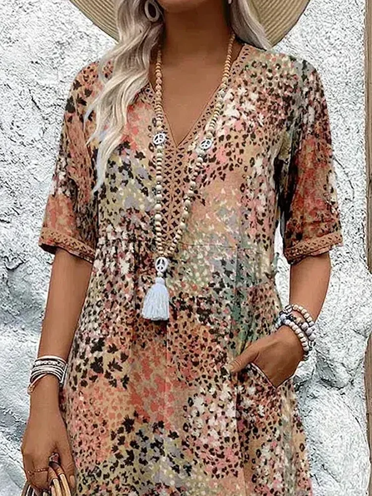Lebendiges Kleid mit Blumenmuster