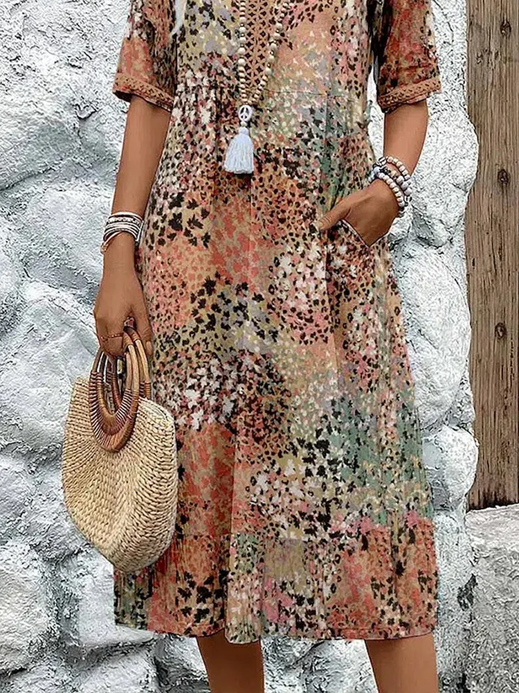 Lebendiges Kleid mit Blumenmuster