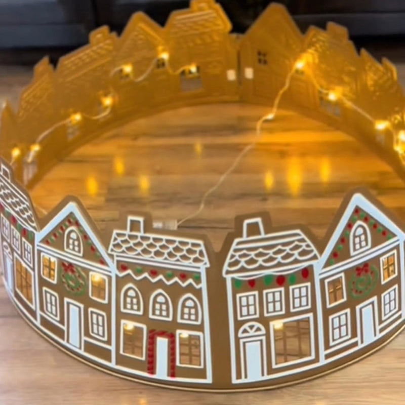 LED-Christbaumständer-Abdeckung im Lebkuchenhaus-Design
