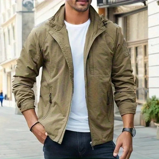 Leichte Herrenjacke mit Kapuze