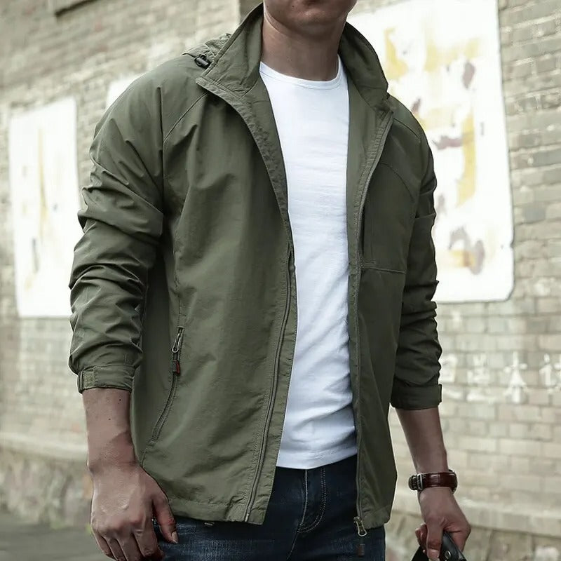Leichte Herrenjacke mit Kapuze