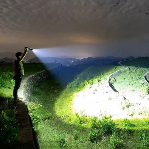 Leistungsstarke Wiederaufladbare LED-Taschenlampe – 10.000 Lumen für Camping und Notfälle
