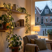 Leuchtende Pflanzengirlande