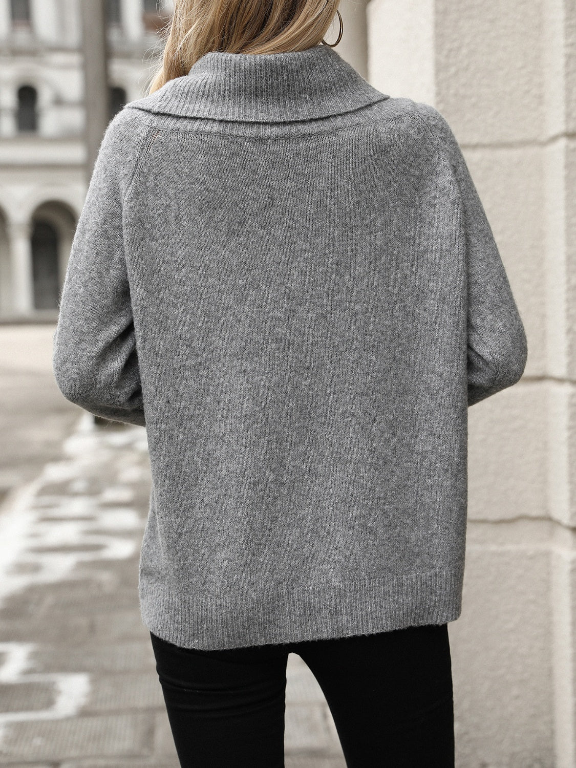 Locker geschnittener Damen-Strickpullover mit Wasserfallausschnitt