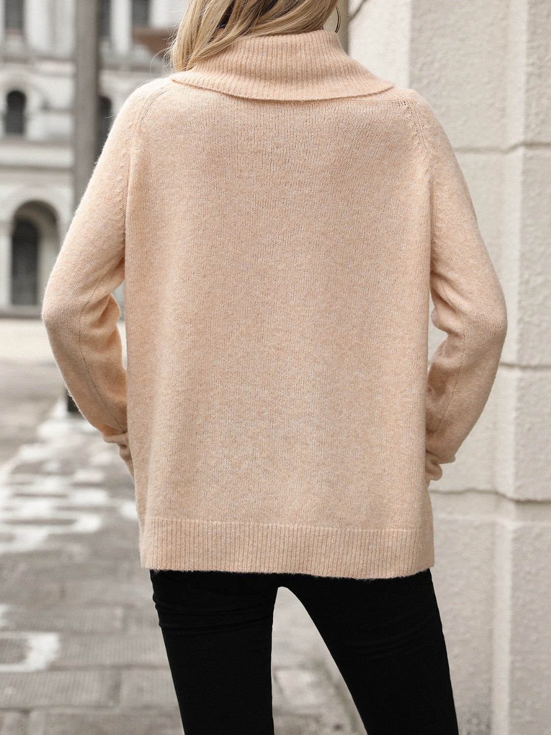 Locker geschnittener Damen-Strickpullover mit Wasserfallausschnitt