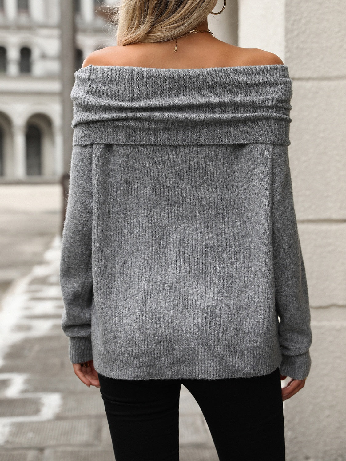 Locker geschnittener Damen-Strickpullover mit Wasserfallausschnitt