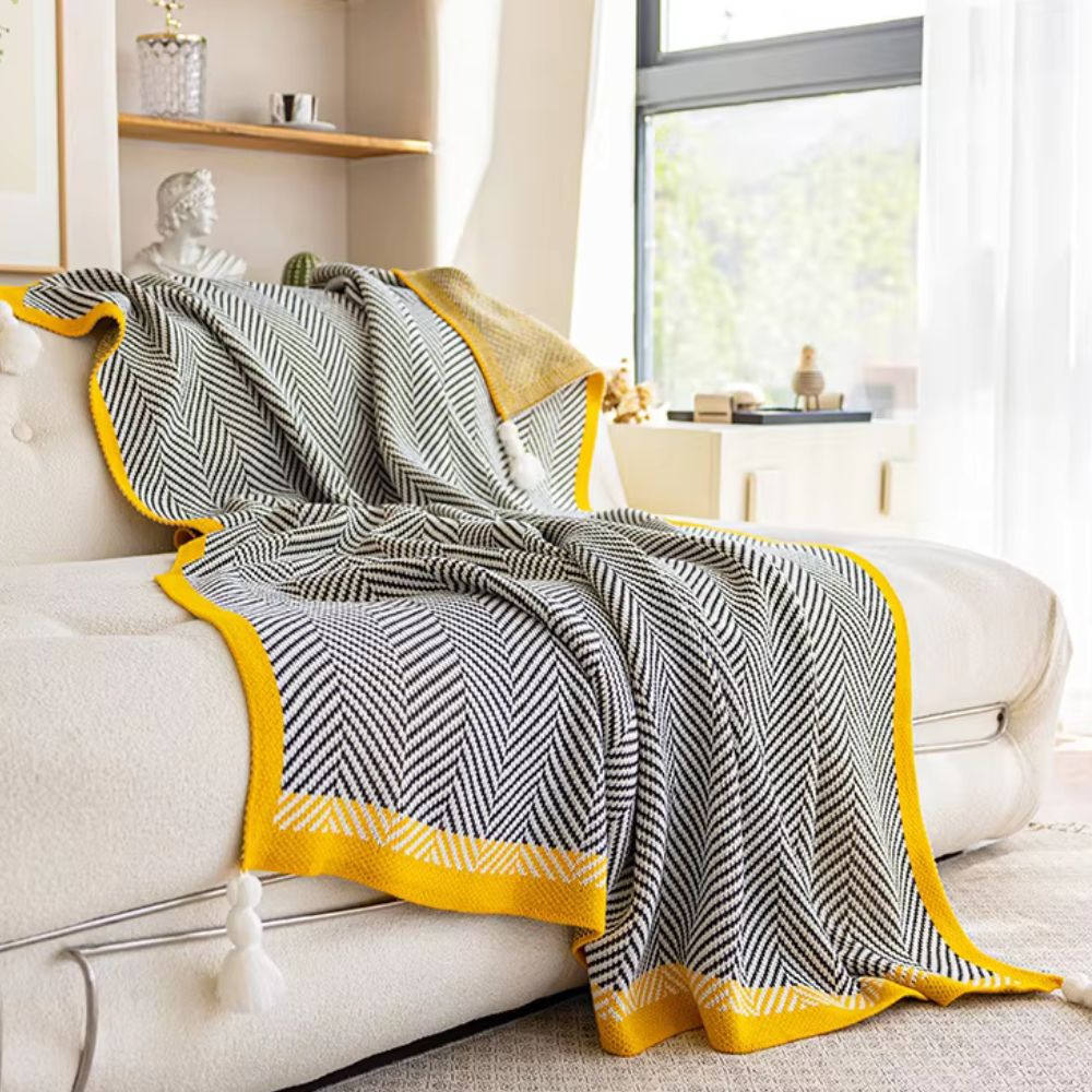 Luxuriöse Decke mit goldenem Zickzack-Muster