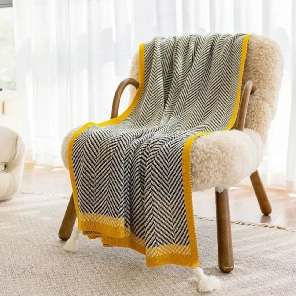 Luxuriöse Decke mit goldenem Zickzack-Muster