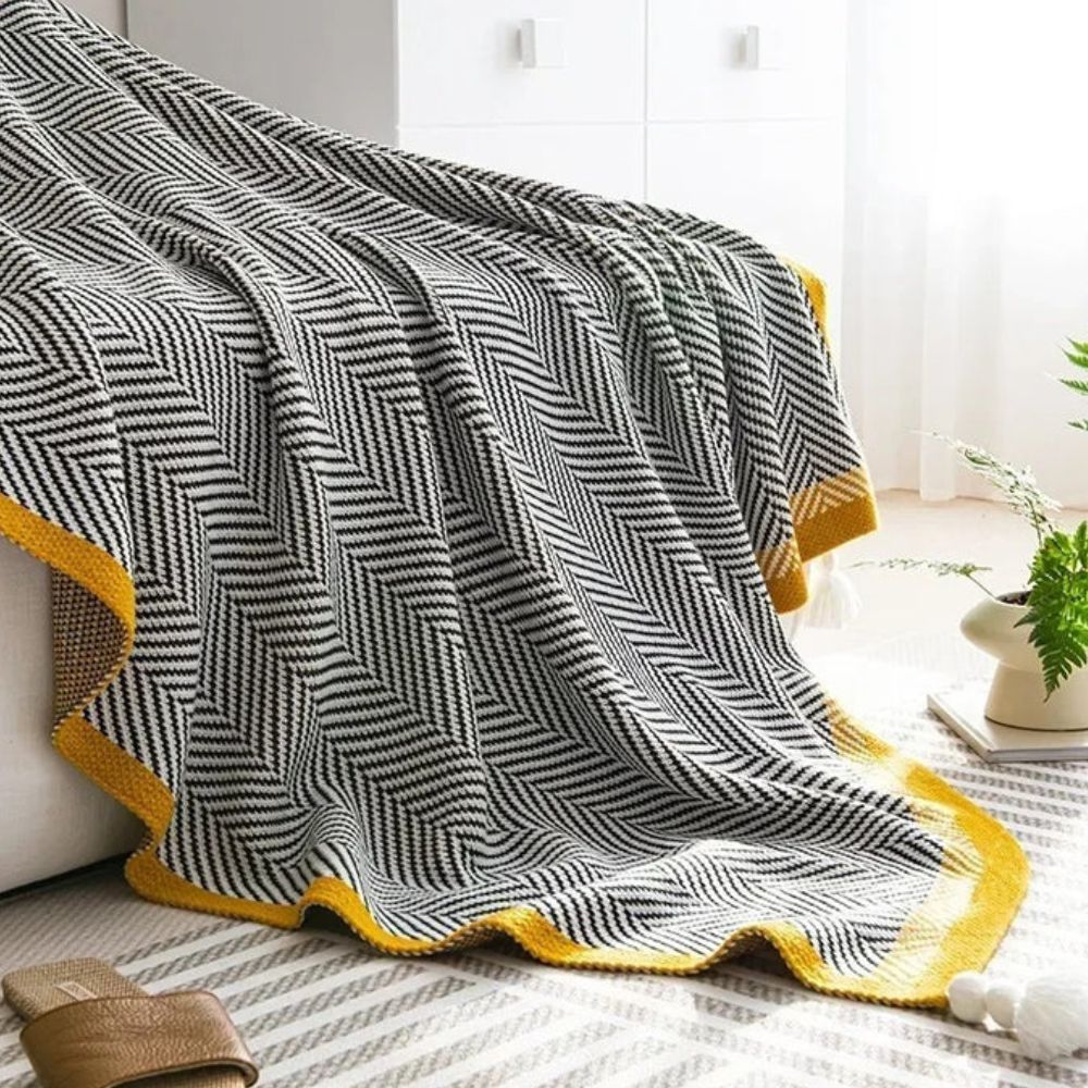 Luxuriöse Decke mit goldenem Zickzack-Muster