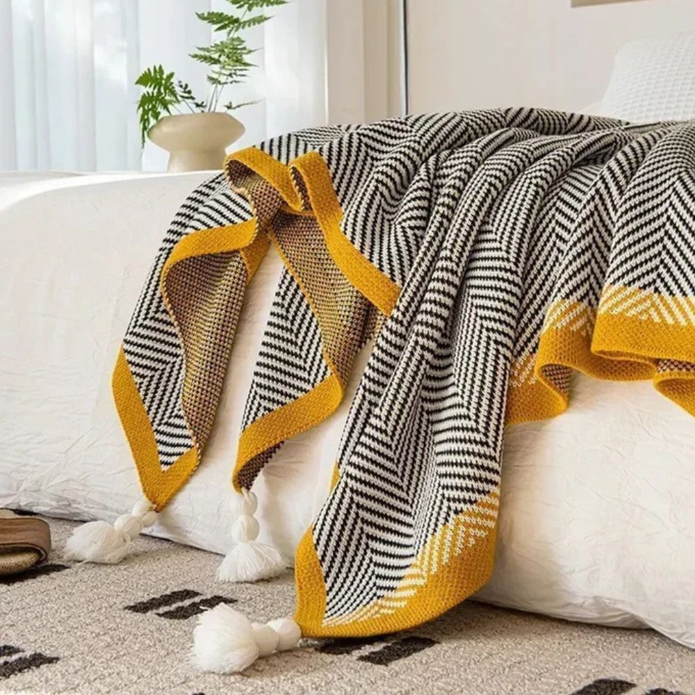 Luxuriöse Decke mit goldenem Zickzack-Muster