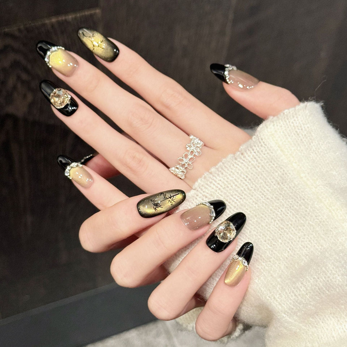 Luxuriöses künstlerisches Press-on-Nagelset mit Schmuckstein-Akzenten