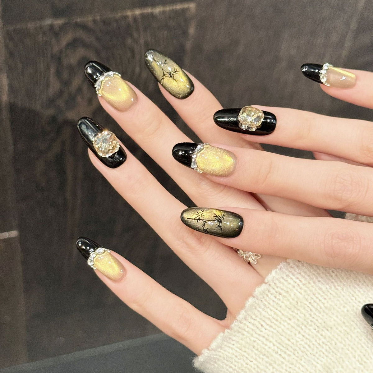 Luxuriöses künstlerisches Press-on-Nagelset mit Schmuckstein-Akzenten